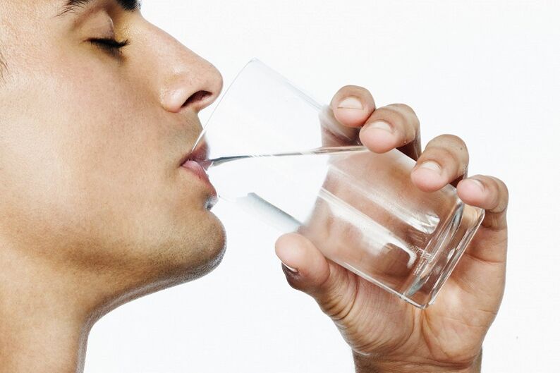 ein Mann trinkt 7 kg Wasser pro Woche, um abzunehmen