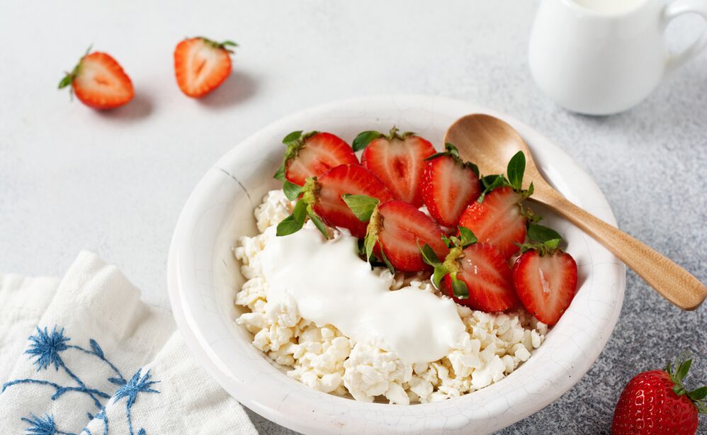 Hüttenkäse mit Erdbeeren, ein gesundes Frühstück für alle, die abnehmen wollen