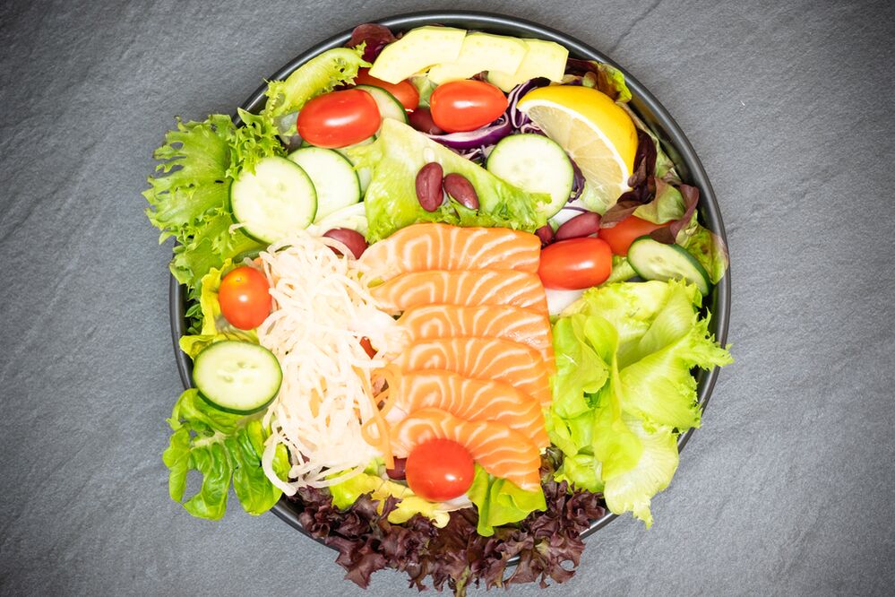 Köstlicher Salat mit Lachs auf der Speisekarte der richtigen Ernährung zum Abnehmen. 