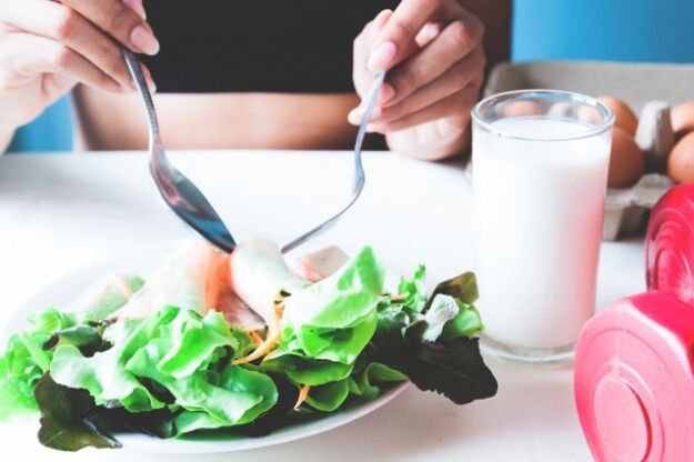 Salat und Joghurtbecher