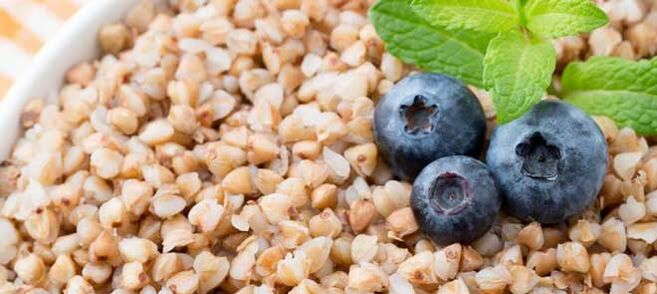 Sarracenweizen mit Beeren