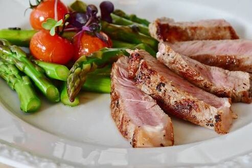 Fleisch und Gemüse bei der ketogenen Diät