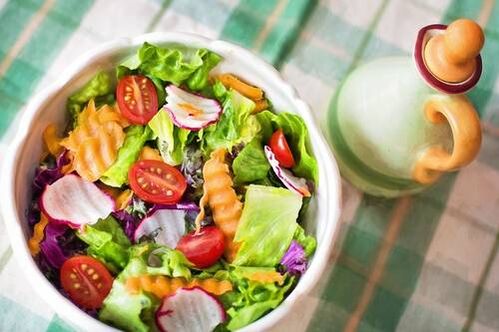 Gemüsesalat bei ketogener Diät
