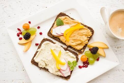 Sandwiches und Obst bei der Keto-Diät.